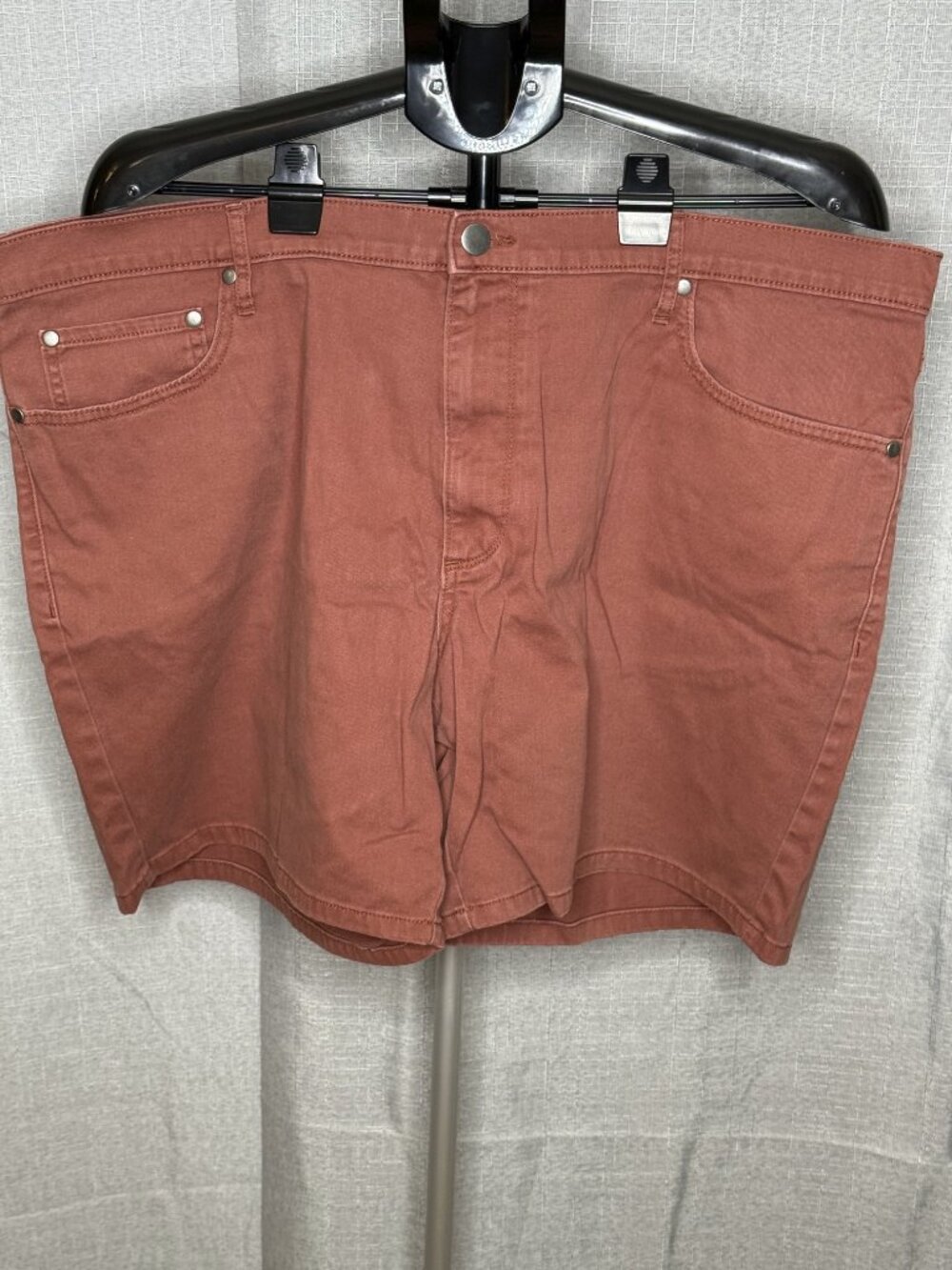 Amazon Essentials - Mens Chino Flat Front 7" Shorts - Size 42